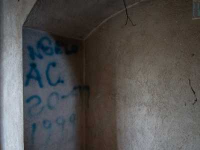  E in un incavo della parete compare una scritta blu ottenuta con una bomboletta spray che recita una data: 1999. Segno che l�edificio � abbandonato perlomeno da vent�anni
